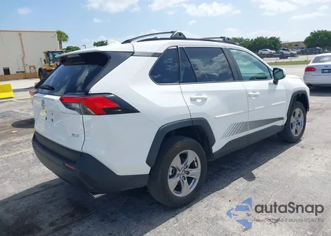 2022 Toyota Rav4 Xle z USA, uszkodzony, nr VIN 2T3W1RFV0NC206972